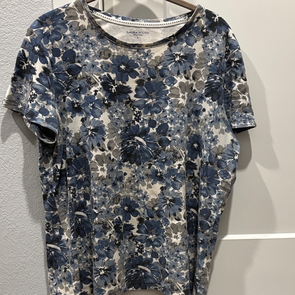 Laura Scott Blue and Gray Floral Short Sleeve Tee